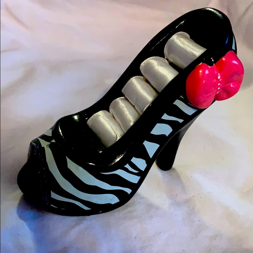 Zebra shoe ring holder